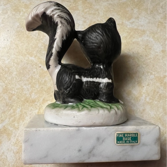 Adorable Little Skunk on Italian Fine Marble Base - Picture 2 of 5
